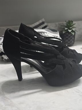 Simply Vera Women's Black Strappy Suede High Heels Size 7